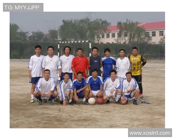 足球明星与老男人的温馨合影背后那些不为人知的故事与回忆 足球明星与老男人的温馨合影背后那些不为人知的故事与回忆