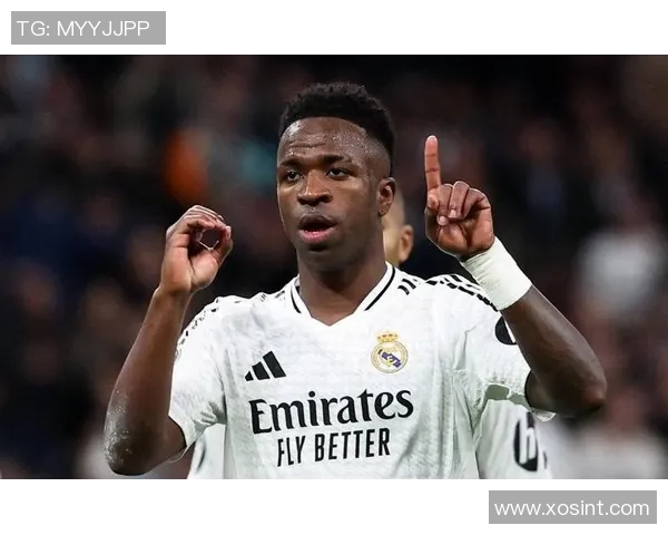 足球明星化身路人搞笑恶作剧引发球迷热议与欢笑